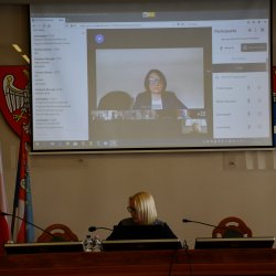 Przewodnicząca Rady Powiatu Kępińskiego Jolanta Jędrecka podczas zdalnej sesji Rady Powiatu Kępińskiego