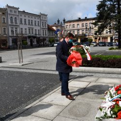 Starosta Kępiński Robert Kieruzal składa kwiaty pod pomnikiem na kępińskim rynku