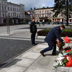 Starosta Kępiński Robert Kieruzal składa kwiaty po pomnikiem na kępińskim rynku