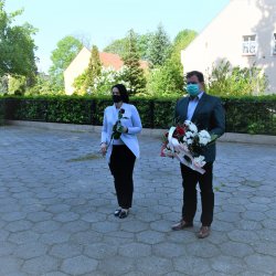 Starosta Kępiński Robert Kieruzal oraz Wicestarosta Kępiński Alicja Śniegocka złożyli kwiaty pod pomnikiem Jana Pawła II