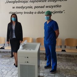 Dyrektor SPZOZ w Kępnie Beata Andrzejewska odbiera urządzenie do dekontaminacji pomieszczeń Novaerus Defend 1050
