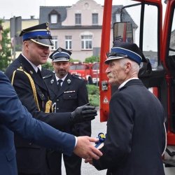 Starosta Kępiński oraz strażacy podczas przekazania pojazdów pożarniczych