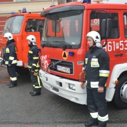 Strażacy przy uroczystym przekazaniu samochodów pożarniczym dla OSP z terenu gminy Rychtal