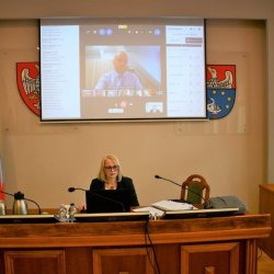Przewodnicząca Rady Powiatu Kępińskiego Jolanta Jędrecka podczas zdalnej sesji rady powiatu