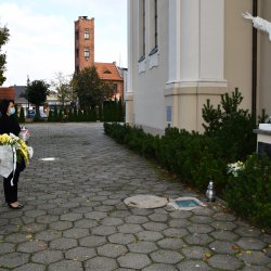 starosta Robert Kieruzal wspólnie z wicestarostą Alicją Śniegocką  złożyli kwiaty i znicz pod pomnikiem Jana Pawła II