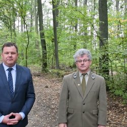 Starosta Kępińskiego Robert Kieruzal oraz Dyrekto Leśnego Zakładu Doświadczalnego w Siemianicach Iwo Gałecki
