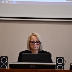Przewodnicząca Rady Powiatu Kępińskiego Jolanta Jędrecka podczas zdalnej sesji Rady Powiatu Kępińskiego