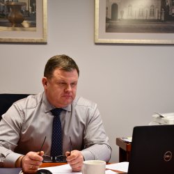 Starosta Kępiński podczas zdalnej sesji Rady Powiatu Kępińskiego
