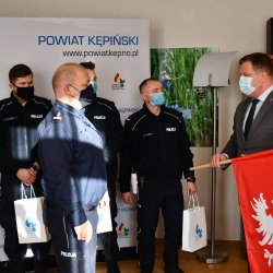 Starosta Robert Kieruzal, Komendant Powiatowy Policji Mirosław Józefiak oraz fukcjonariusze Wydziału Ruchu Drogowego
