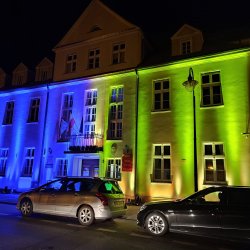 Budynek Starostwa Powiatowego podświetlony w kolorach flagi Ukrainy