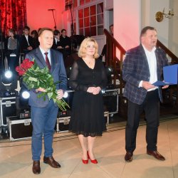 Członkowie Zarządu Powiatu Kępińskiego Marek Potarzycki i Renata Ciemny, Starosta Kępiński Robert Kieruzal