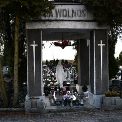 Pomink upamiętniający powstańców wielkopolskich na kępińskim cmentarzu