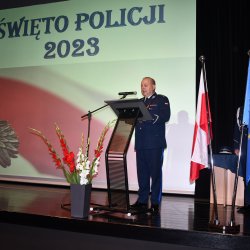 Komendant Powiatowy Policji w Kępnie mł. insp. Mirosław Józefiak podczas przemówienia