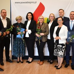 Wyróżnieni nauczyciele z LO Nr I wraz z władzami Powiatu Kępińskiego