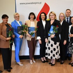 Wyróżnieni nauczyciele z ZSP Nr 1 wraz z władzami Powiatu Kępińskiego.