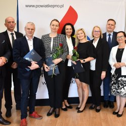 Wyróżnieni nauczyciele z ZSP Nr 2 wraz z władzami Powiatu Kępińskiego