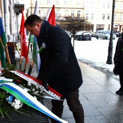 starosta Robert Kieruzal składa kwiaty pod tablicą oddającą hołd Powstańcom Wielkopolskim