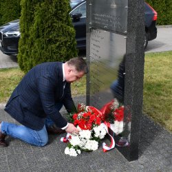 Starosta Robert Kieruzal składa kwiaty pod pomnikiem