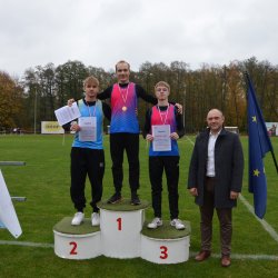 Starosta Ostrzeszowski Dariusz Świtoń podczas wręczenia pamiątkowych medali i dyplomów