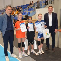 Dyrektor SP Bralin  Michał Górecki, Aleksandra Nowicka -najlepsza zawodniczka, Kaja Markowska-najlepsza bramkarka, Oliwia Hibner-najskuteczniejsza zawodniczka, Wójt Gminy Bralin Karol Wanzek