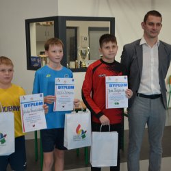 Najlepszy strzelec Jakub Kowaliński, najlepszy zawodnik Rafał Stempiń, najlepszy bramkarz Jan Rogacz, dyrektor SP Bralin Michał Górecki