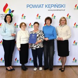 Starosta Alicja Śniegocka, wicestarosta Renata Ciemny oraz przedstawiciele Stowarzyszenia Emerytów „Radosna Jesień”