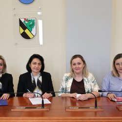 Starosta Alicja Śniegocka, wicestarosta Renata Ciemny oraz przedstawiciele Stowarzyszenia Emerytów „Radosna Jesień” Starosta Alicja Śniegocka, wicestarosta Renata Ciemny oraz przedstawiciele Stowarzyszenia Jesteśmy dla Ciebie