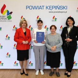 Starosta Alicja Śniegocka, wicestarosta Renata Ciemny oraz przedstawiciele Stowarzyszenia Emerytów „Radosna Jesień” Starosta Alicja Śniegocka, wicestarosta Renata Ciemny oraz przedstawiciele Koła Gospodyń Wiejskich w Osinach