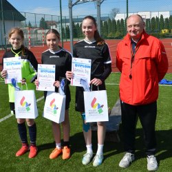 Najlepsza bramkarka-Dominika Błażejewska (SP Donaborów), najskuteczniejsza zawodniczka-Aleksandra Kaleta ( SP Donaborów), najlepsza zawodniczka-Weronika Goj (SP Donaborów), Gminny Koordynator Sportu Szkolnego Mirosław Sokołowski