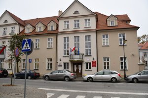 Starostwo Powiatowe w Kępnie pod flagą biało-cz